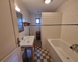 Moderne badkamer in Vakantiehuis Duinzicht, Den Burg, Texel, met stijlvolle tegels en een ruime douche.