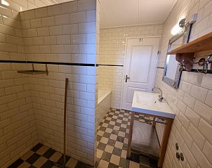 Badkamer in Vakantiehuis Duinzicht, Den Burg, Texel, met een combinatie van douche en ligbad voor ultiem comfort.