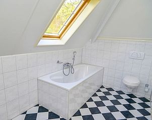 Comfortabele badkamer met bad en dakraam in Den Burg, Texel