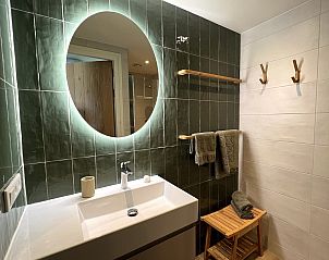 Stylish bathroom with mirror in 45 - 't Veldje, Texel.