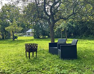Garden with seating at 45 - 't Veldje, vacation home in Den Hoorn, Texel.
