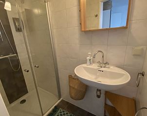 Stilvolles Badezimmer in Double Studio 4, Den Hoorn, Texel, mit moderner Dusche und Waschbecken.