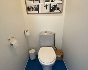 Ordentlich eingerichteter Toilettenraum im Doppelstudio 4, Den Hoorn, Texel, mit Kunst an der Wand.