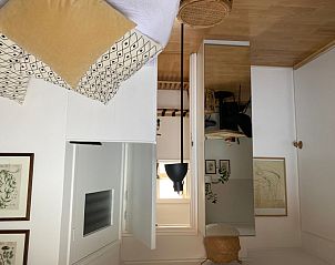 Gerumiges Schlafzimmer im Doppelstudio 4, Den Hoorn, Texel, mit groem Spiegel und Holzboden.