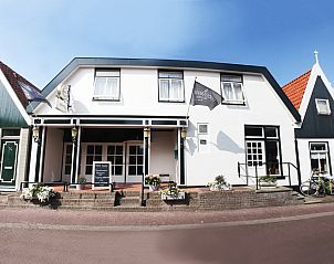 Vorderansicht des Hotel Loodsmans Welvaren - Appartement in Den Hoorn, Texel mit traditioneller Architektur.