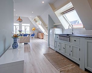 Stilvolle Kche im Hotel Loodsmans Welvaren - Apartment, Den Hoorn, Texel mit hellen und modernen Gerten.