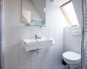 Modernes Badezimmer mit Waschbecken und Toilette im Hotel Loodsmans Welvaren - Apartment, Den Hoorn, Texel.