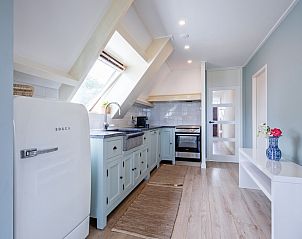 Vollstndig ausgestattete Kche im Hotel Loodsmans Welvaren - Apartment, Den Hoorn, Texel mit modernen Annehmlichkeiten.