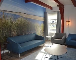Modernes Wohnzimmer in 't Wambuis Ferienhaus Den Hoorn Texel mit Stranddekor.