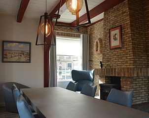 Gemtliche Sitzecke mit Kamin im Ferienhaus 't Wambuis Den Hoorn Texel.