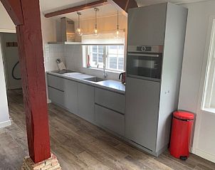 Moderne Kche in 't Wambuis Ferienhaus Den Hoorn Texel mit glatter Oberflche.