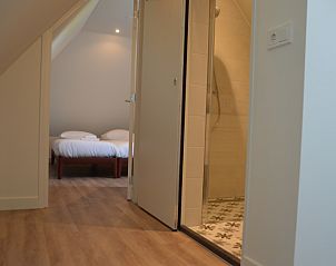Modernes Badezimmer und Schlafzimmer im Ferienhaus 't Wambuis Den Hoorn Texel.
