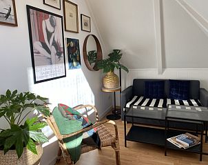 Stilvolles Wohnzimmer in Double Studio 2/3, Den Hoorn, Texel mit Kunst und Pflanzen.