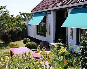 Auenterrasse des Double Studio 2/3 in Den Hoorn, Texel mit bunten Mbeln.