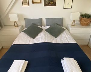 Gemtliches Schlafzimmer im Doppelstudio 2/3, Den Hoorn, Texel mit Kunst an der Wand.