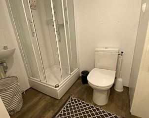 Frisches Badezimmer in Double Studio 2/3, Den Hoorn, Texel mit Dusche und Toilette.