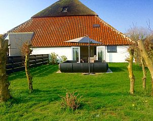 Rear house vacation home in Den Hoorn Texel with green garden and terrace, Wadden Islands.