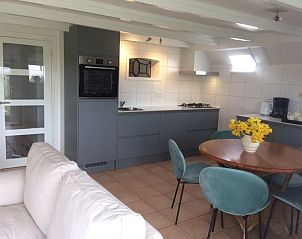 Modern kitchen in Achterhuis vacation home Den Hoorn Texel, ideal for a comfortable stay.