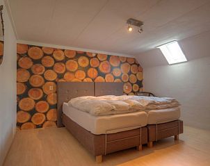 Bedroom with double bed in Achterhuis vacation home Den Hoorn Texel, relaxing atmosphere.