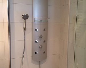 Luxury shower in Achterhuis vacation home Den Hoorn Texel, modern bathroom facilities.