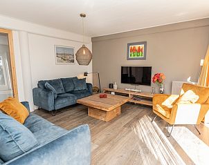 Bright living room in vacation home Sil in Den Hoorn, Texel with sitting area and decorative elements.