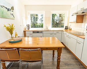 Spacious kitchen in vacation home Sil in Den Hoorn, Texel with lots of light and modern appliances.