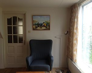 Lichte leeshoek met fauteuil in De Kievit vakantiewoning Den Hoorn Texel.