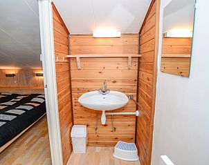 Badkamer met houten details in De Kievit vakantiehuis Den Hoorn Texel.