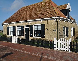Charmantes Ferienhaus in Den Hoorn, Texel, mit traditioneller Architektur und rustikalem Ambiente.