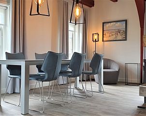 Stilvolles Esszimmer im Ferienhaus in Den Hoorn, Texel, mit moderner Einrichtung und viel natrlichem Licht.