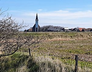 Malerischer Blick auf die Kirche von Den Hoorn vom Ferienhaus in Den Hoorn, Texel.