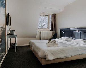 Comfortabele slaapkamer in Hotel De4dames, Schiermonnikoog, met uitzicht op de natuur.