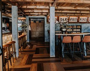 Gezellige bar in Hotel De4dames, Schiermonnikoog, perfect voor ontspanning tijdens je verblijf.