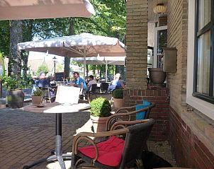 Terras met parasols bij Hotelsuites Ambrosijn, Schiermonnikoog, Waddeneilanden.