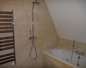 Moderne badkamer met douche in Hotelsuites Ambrosijn, Schiermonnikoog.