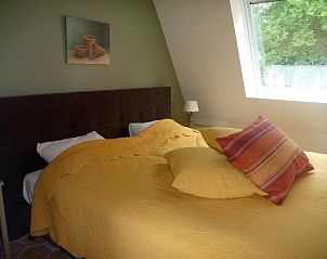 Knusse slaapkamer met natuurlijk licht in Hotelsuites Ambrosijn, Schiermonnikoog.