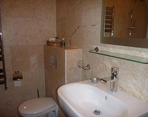 Luxe badkamer in Hotelsuites Ambrosijn, Schiermonnikoog, met moderne voorzieningen.