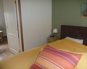 Gezellige slaapkamer met warme kleuren in Hotelsuites Ambrosijn, Schiermonnikoog.