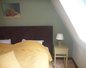 Slaapkamer met uitzicht op natuur bij Hotelsuites Ambrosijn, Schiermonnikoog.