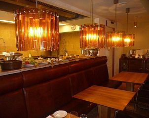 Stijlvolle eetruimte met sfeerverlichting in Hotelsuites Ambrosijn, Schiermonnikoog.