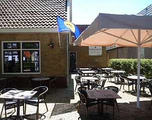Gezellig terras met schaduw bij Hotelsuites Ambrosijn, Schiermonnikoog.