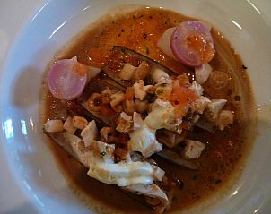 Fijn gedekte tafel op terras van Hotelsuites Ambrosijn, Schiermonnikoog.