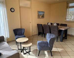 Gemtliches Wohnzimmer im Tuinwal Ferienhaus Oosterend Texel, mit bequemer Sitz- und Essecke.