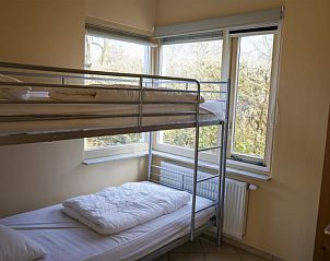 Helles Kinderzimmer mit Etagenbett im Tuinwal Ferienhaus Oosterend Texel, mit Blick auf den Garten.