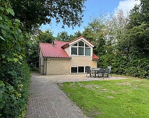 Rustiek vakantiehuis in Oosterend Texel met ruime tuin en terras omringd door groen.