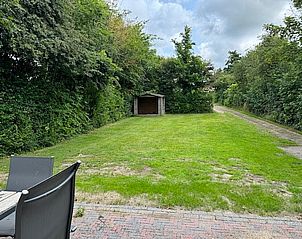 Groene omgeving bij Rustiek vakantiehuis in Oosterend Texel met schuur en oprijlaan.