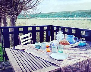 Ontbijt op het terras van 't Kaaps Huussie, vakantiehuis in Oosterend, Texel, met uitzicht op de natuur.