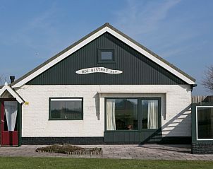 Bute Strend vakantiehuis in Oosterend, Texel, met charmante gevel en zonnig terras, ideaal voor een ontspannen verblijf op de Waddeneilanden.