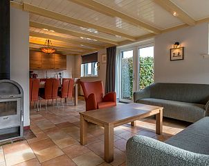 Comfortabele leefruimte in vakantiehuisje in Oosterend Texel met houtkachel en moderne inrichting.