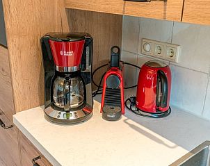 Keukenapparatuur in vakantiehuisje in Oosterend Texel met koffiezetapparaat en waterkoker.